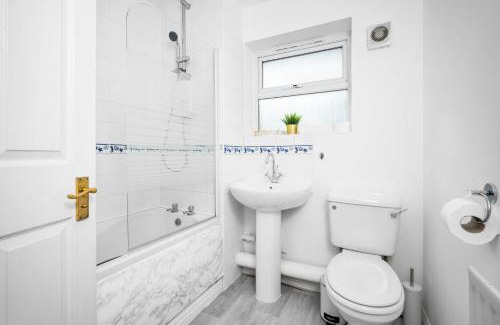 Birmingham Maison | Stylish Two Bedroom House - Parking - Garden 55H