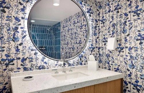 Glencoe Hôtel | Stylish Unit w/Outdoor Pool by Bush Presidential Center