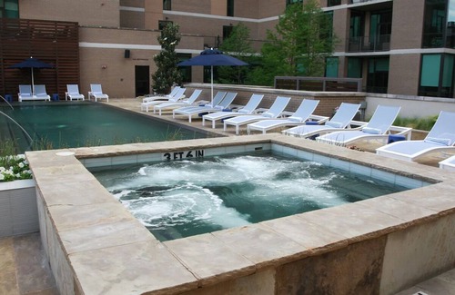Glencoe Hôtel | Stylish Unit w/Outdoor Pool by Bush Presidential Center