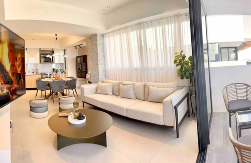 Viejo Arroyo Hondo Appartement | Stylish Upscale Apt with Pool