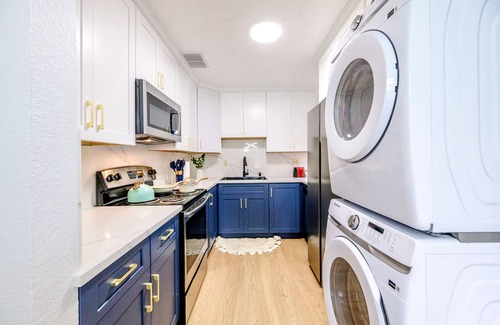 Lower Bal Maison | Stylish Urban Hideaway Steps to BART- 3Beds