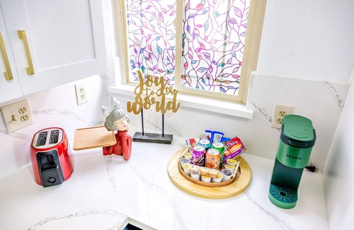 Lower Bal Maison | Stylish Urban Hideaway Steps to BART- 3Beds
