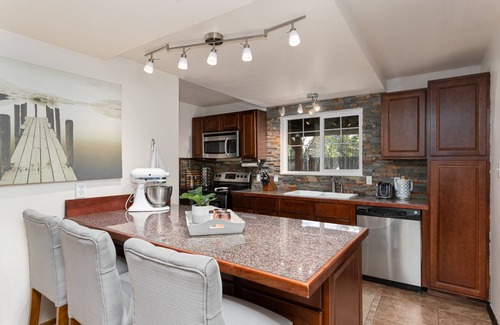 Highline Cottage | LAKESIDE Cottage Retreat Home in a convenient location!