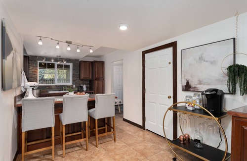 Highline Cottage | LAKESIDE Cottage Retreat Home in a convenient location!