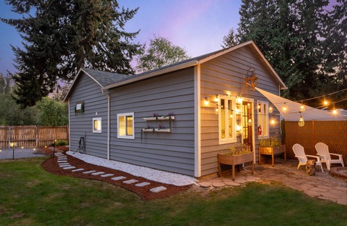 Highline Cottage | LAKESIDE Cottage Retreat Home in a convenient location!