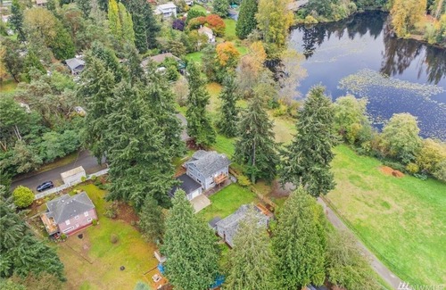 Highline Cottage | LAKESIDE Cottage Retreat Home in a convenient location!
