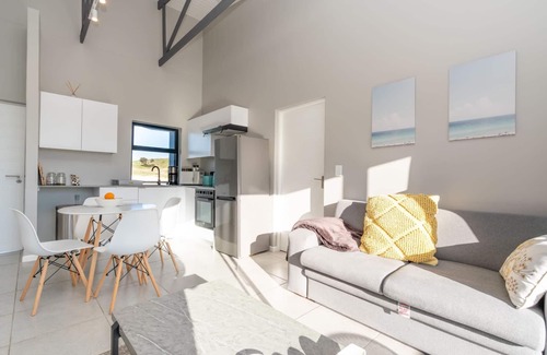 Mykonos Appartement | Stylish Urban Stay | Balcony | Lagoon View