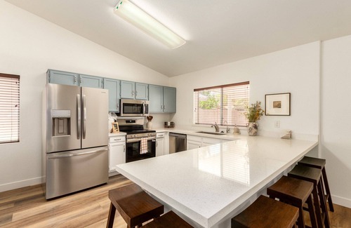 Val Vista Lakes Maison | Stylish Val Vista Home | 3BR + Yard & Putting Green