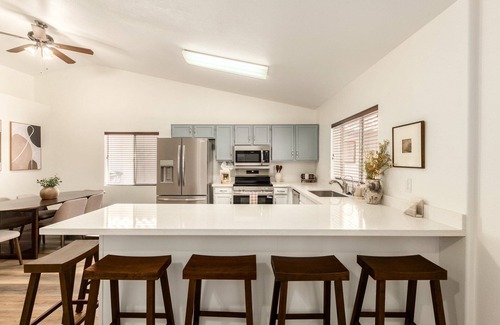 Val Vista Lakes Maison | Stylish Val Vista Home | 3BR + Yard & Putting Green