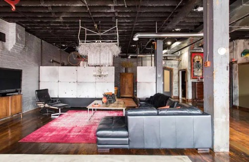 Allegheny-West Appartement | Stylish Vibes in a Renovated Flashlight Factory