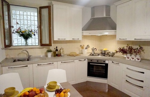Vicopisano Villa | Maison de village élégante, groupe / famille amicale, 5 minutes à pied des magasins, des restaurants etc.