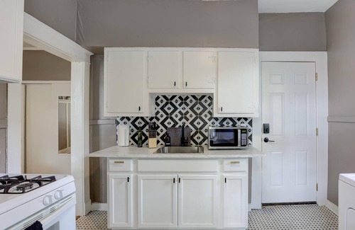 Midtown Appartement | Stylish Vintage Apartment in Midtown Close to All!