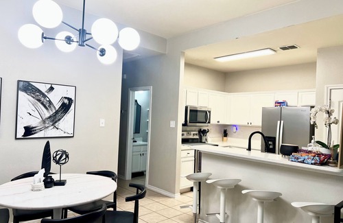 South Arlington Maison | Stylist home ~free 5 mins park & walk to AT&T Stadium