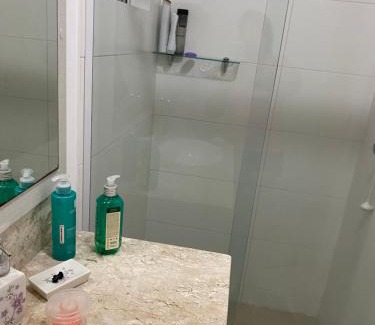 Andorinha Maison | Suíte 1 com cama de casal,em apartamento compartilhado ar condicionado, tv, e Wi-fi -frigobar