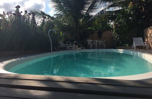 Bairro da Enseada Maison | Suíte 4 para PcD com piscina em Caraguatatuba