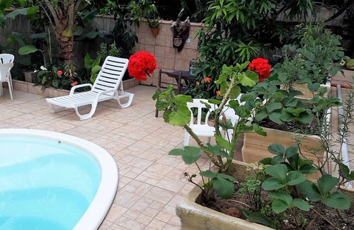 Bairro da Enseada Maison | Suíte 4 para PcD com piscina em Caraguatatuba