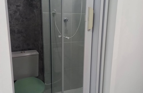 Centro Appartement | Suíte Casal, Cama Queen, ar Condicionado, Frigobar, TV com Wifi