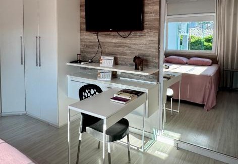 Capoeiras Maison | Suíte Grande com AR, TV e sacada em Florianópolis