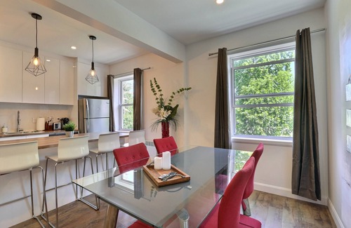 Desjardins Appartement | Sublime, Rénové! À un fleuve du Chateau Frontenac. 2 Chambres, Parking gratuit!