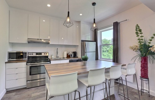 Desjardins Appartement | Sublime, Rénové! À un fleuve du Chateau Frontenac. 2 Chambres, Parking gratuit!