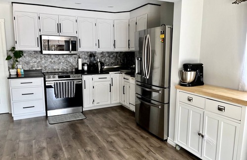 Brantford Maison | Suburban Oasis with Pool, Jacuzzi, Infrared Sauna & Gym!