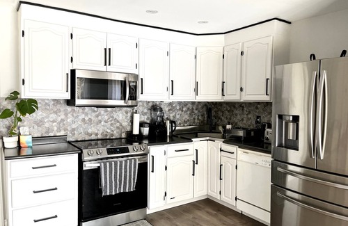Brantford Maison | Suburban Oasis with Pool, Jacuzzi, Infrared Sauna & Gym!