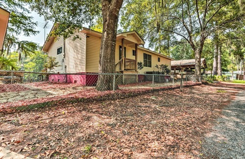 Jefferson Cottage | Sues Camp w/ Caddo Lake Access & Dock!