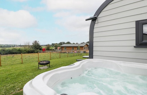 Cross Cottage | SUFFOLK, pet friendly, with hot tub in Axbridge