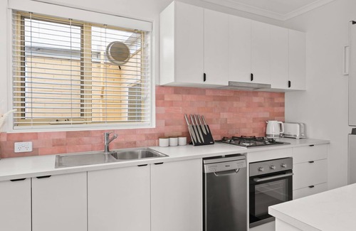 Saint Kilda South Appartement | Sugar Blush - A stylish, fully renovated 2 bedroom apartment, just moments from the beach, Luna Park