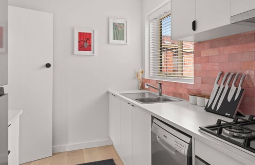 Saint Kilda South Appartement | Sugar Blush - A stylish, fully renovated 2 bedroom apartment, just moments from the beach, Luna Park