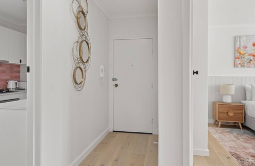 Saint Kilda South Appartement | Sugar Blush - A stylish, fully renovated 2 bedroom apartment, just moments from the beach, Luna Park