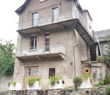 Entraygues-sur-Truyere Appartement | Suite avec vue panoramique sur la Truyère