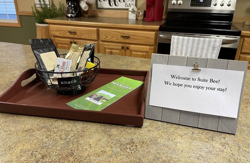 Marion Appartement | Suite Bee Studio Apartment; North Main Street with Creekside Deck