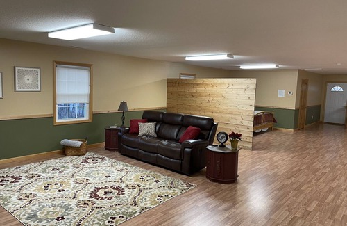 Marion Appartement | Suite Bee Studio Apartment; North Main Street with Creekside Deck