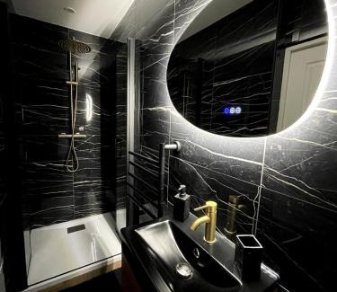 Saint-Quentin Appartement | Suite de Luxe - Jacuzzi & Cave Secrète