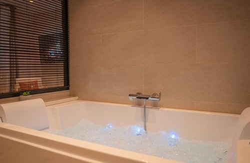 Collobrieres Appartement | Suite de Luxe Jacuzzi balnéo,King size Bed