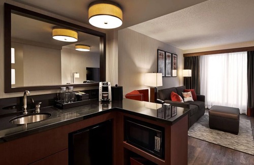 Friendship Heights Hôtel | Suite Experience near Washington DC | EV Charging Stations | Pool