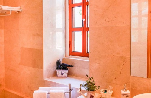 Loule Lit Et Petit-Déjeuner | Suite à la ferme avec piscine à Salir, par iZiBookings