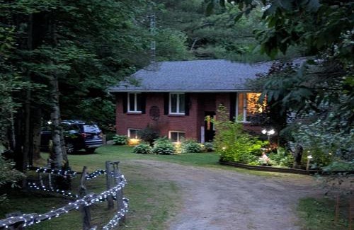 L'Amable Lit Et Petit-Déjeuner | Suite in the Bush-Private Apartment