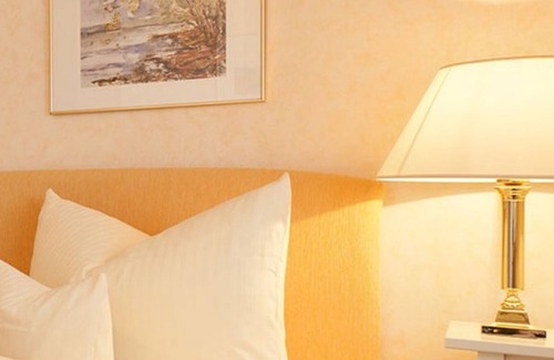 Aschach Appartement | Suite mit sep. Wohnraum, Balkon oder Terrasse, Bad-oder DU/WC, Haupthaus