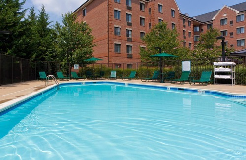 McLean Copropriété | Suite Near DC | Free Breakfast + On-Site Fitness Center | Great for Business Travelers!