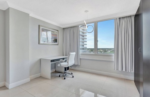 Bermuda Riviera Appartement | Suite on the Ocean with City View