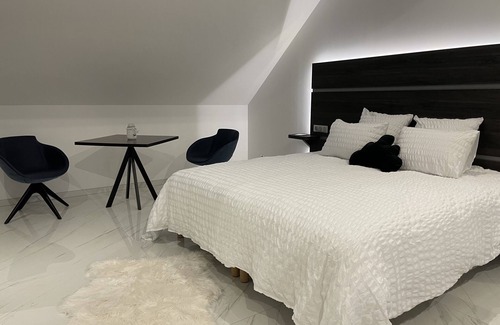 Roye Lit Et Petit-Déjeuner | Suite Pleine Lune luxe sérénité, jacuzzi extérieur-douche cascade-baignoire ilot