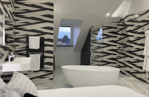Roye Lit Et Petit-Déjeuner | Suite Pleine Lune luxe sérénité, jacuzzi extérieur-douche cascade-baignoire ilot