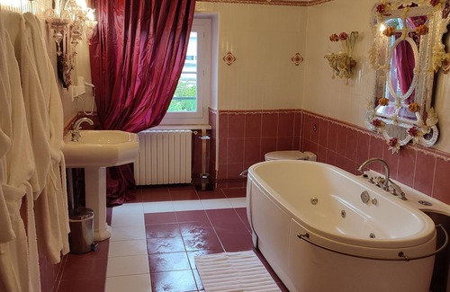 Centre Ville d'Ales Lit Et Petit-Déjeuner | Suite Romantique Balneo