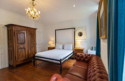 Nyons Lit Et Petit-Déjeuner | Suite Royale- SPA - Jacuzzi - Sauna - Massage - 2 Double Rooms - 4 SAISONS - Piscine Chauffée Toute l'année - POOL VIEW - Heated POOL -800m City Centre