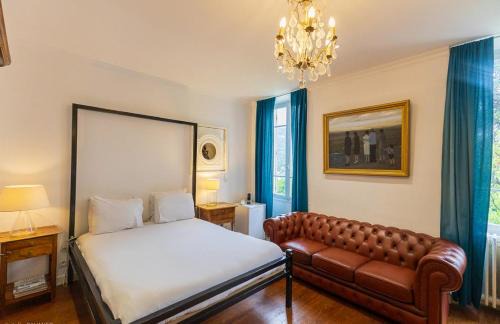 Nyons Lit Et Petit-Déjeuner | Suite Royale- SPA - Jacuzzi - Sauna - Massage - 2 Double Rooms - 4 SAISONS - Piscine Chauffée Toute l'année - POOL VIEW - Heated POOL -800m City Centre