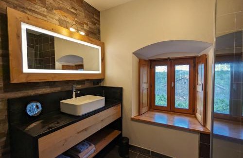 Saint-Privat-d'Allier Lit Et Petit-Déjeuner | Suite spacieuse avec bien-être, parking, wifi, à Saint-Privat-d'Allier - FR-1-582-491
