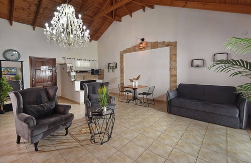 Merom HaGalil Villa | Suite with a private warmed pool