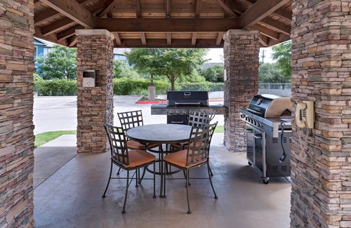 McNeil Copropriété | Suite with Air-Conditioning, Outdoor Pool Access, Free Breakfast + More!